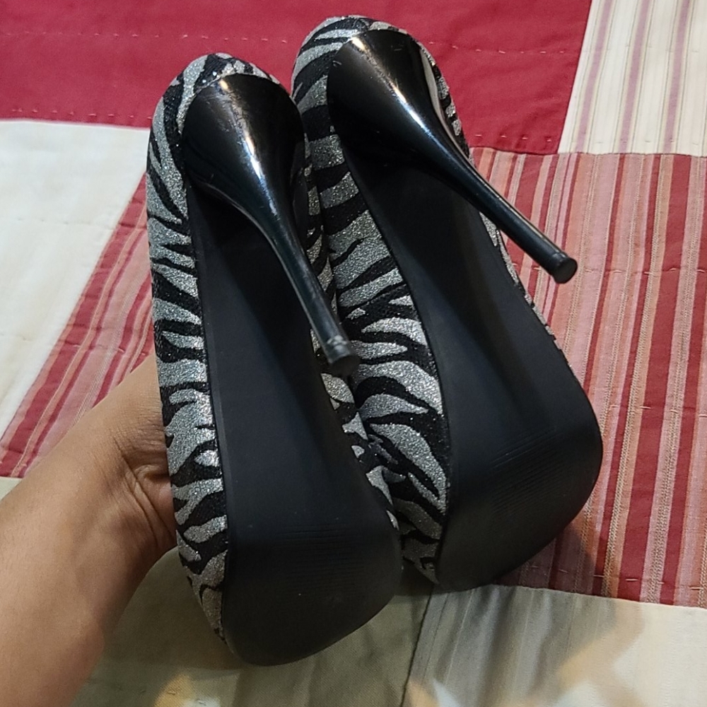 Heels - Picture 3 of 3